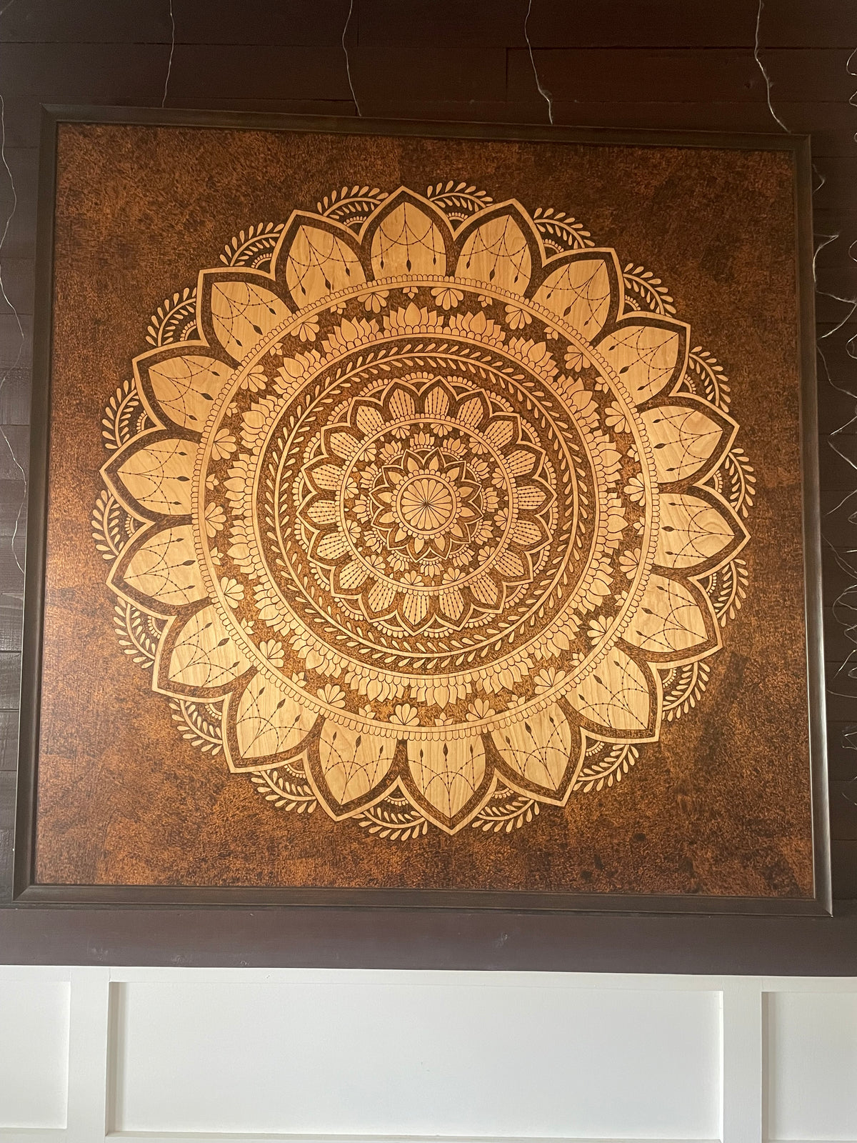 Mandala de unidad y amor enmarcado madera hecha a mano arte quemado respaldo de diente de sierra