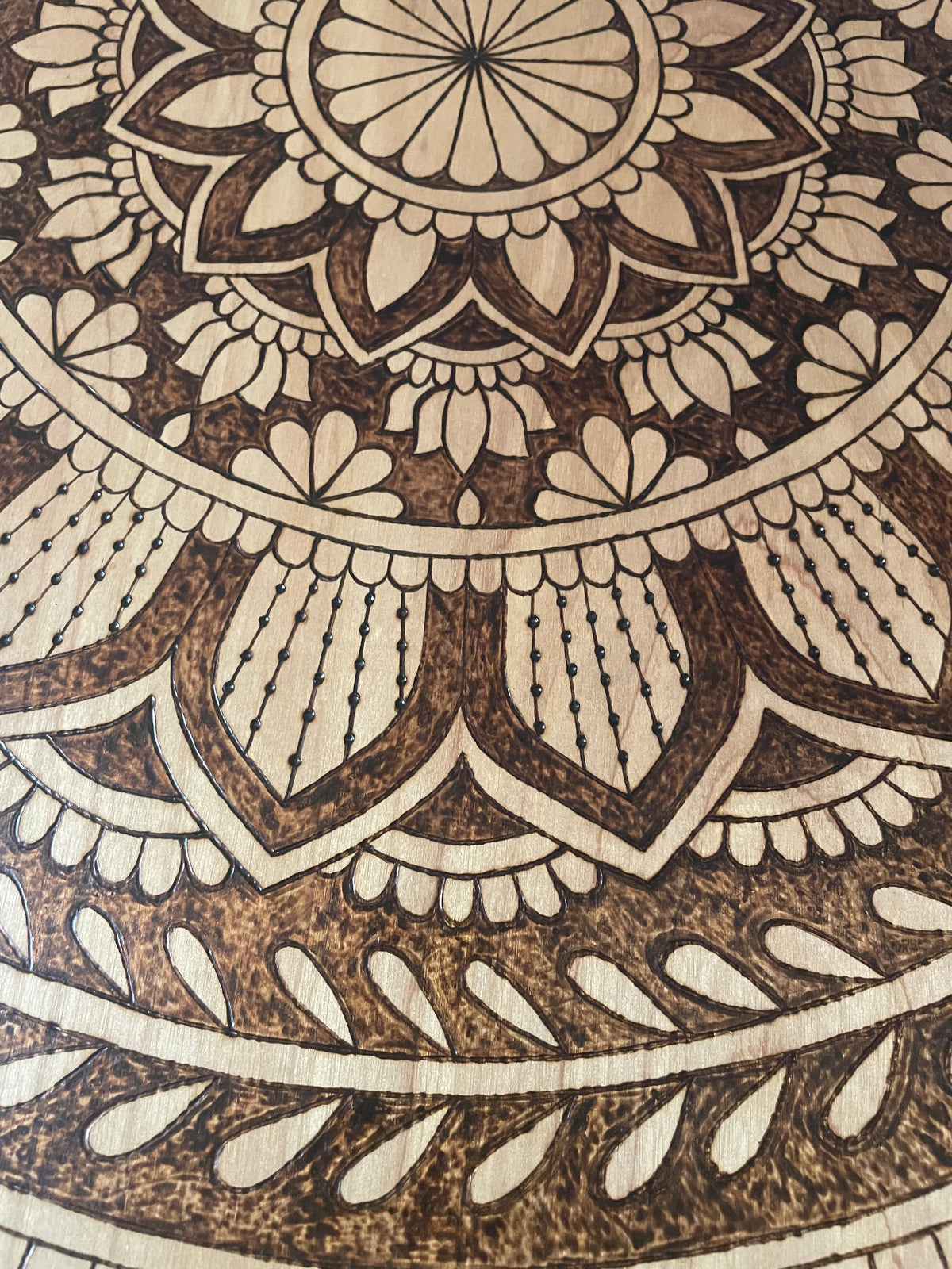 Mandala de unidad y amor enmarcado madera hecha a mano arte quemado respaldo de diente de sierra