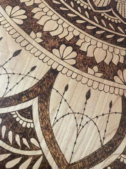Mandala de unidad y amor enmarcado madera hecha a mano arte quemado respaldo de diente de sierra