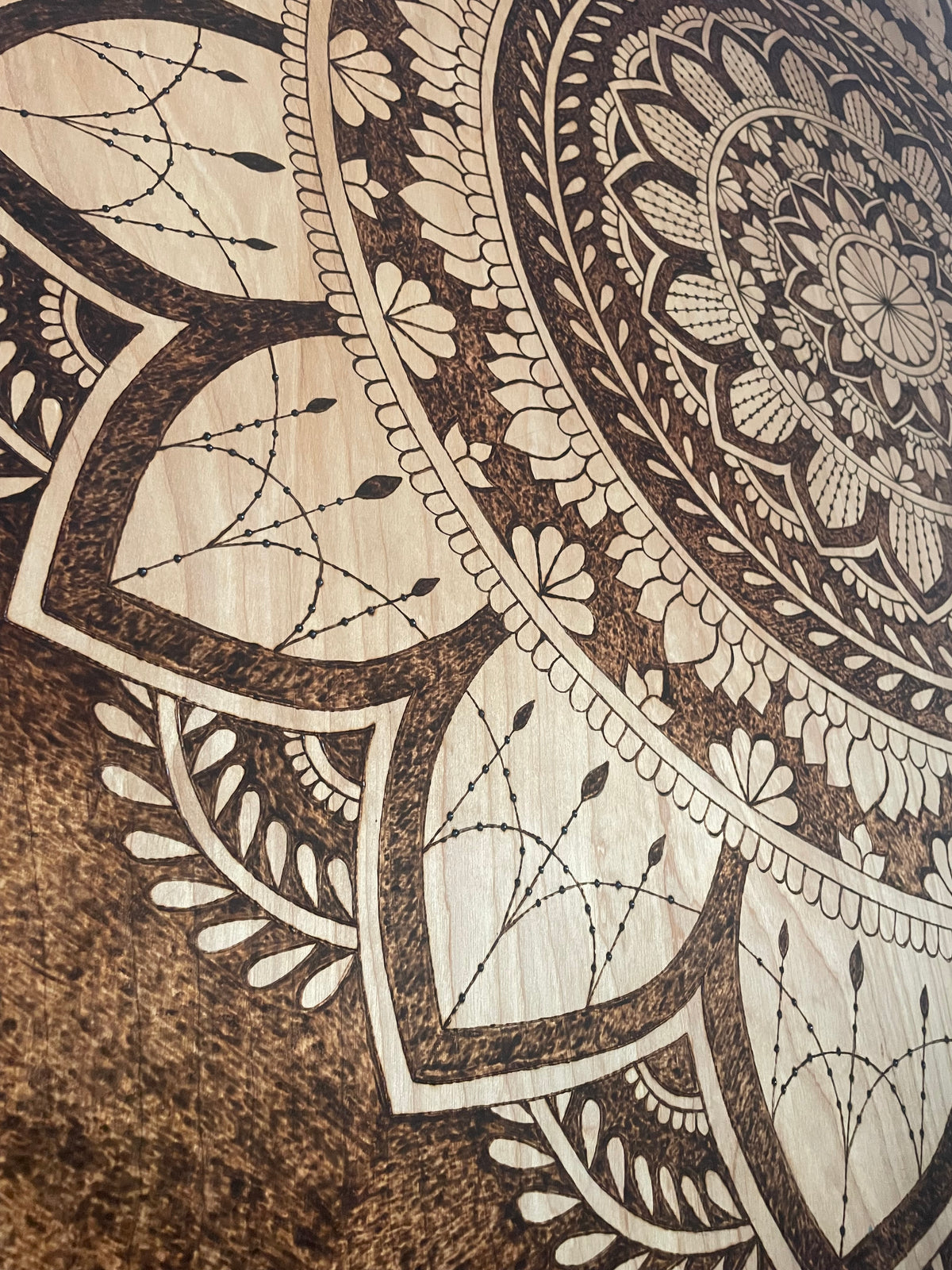 Mandala de unidad y amor enmarcado madera hecha a mano arte quemado respaldo de diente de sierra