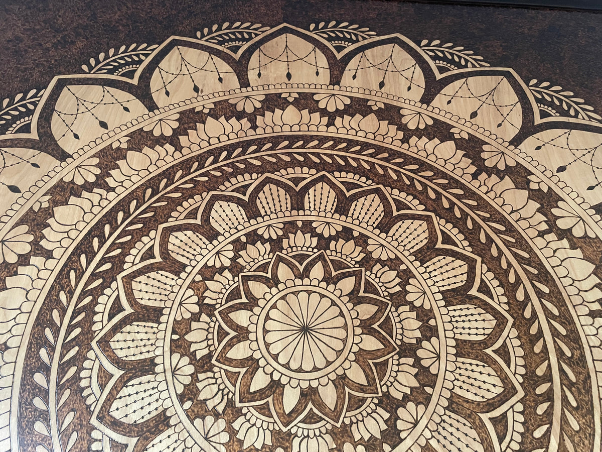 Mandala de unidad y amor enmarcado madera hecha a mano arte quemado respaldo de diente de sierra