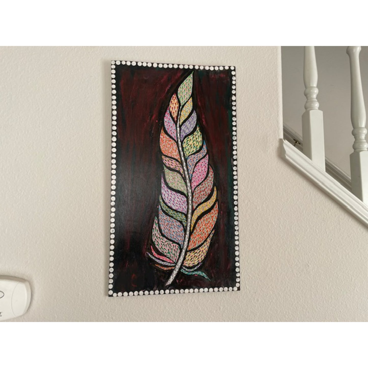 Arte de puntos intrincados y coloridos de plumas en obras de arte de oficina en casa de madera contrachapada