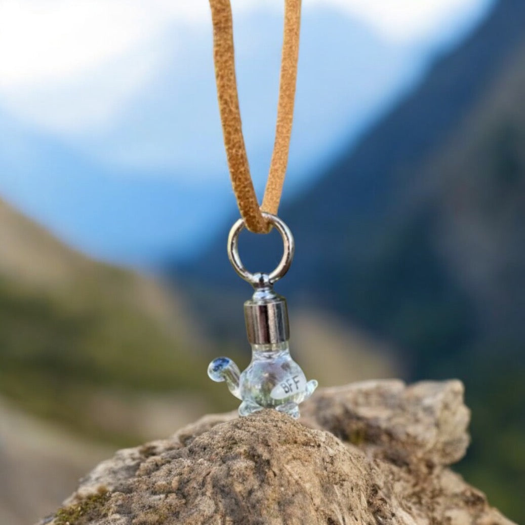 Collar de tortuga de ojos azules o llavero escribiendo en joyas hechas a mano de arroz