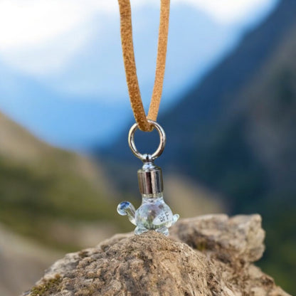Collar de tortuga de ojos azules o llavero escribiendo en joyas hechas a mano de arroz