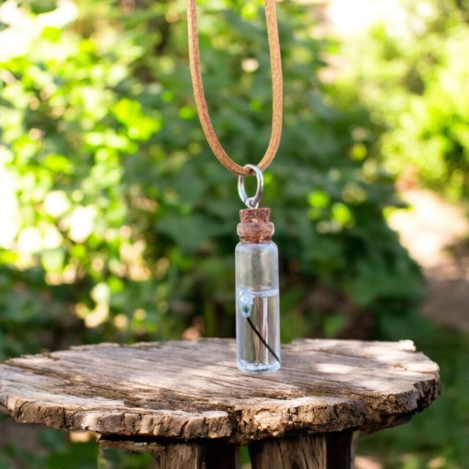 Collar de vidrio con tapa de corcho o llavero escribiendo en joyería única hecha a mano de arroz