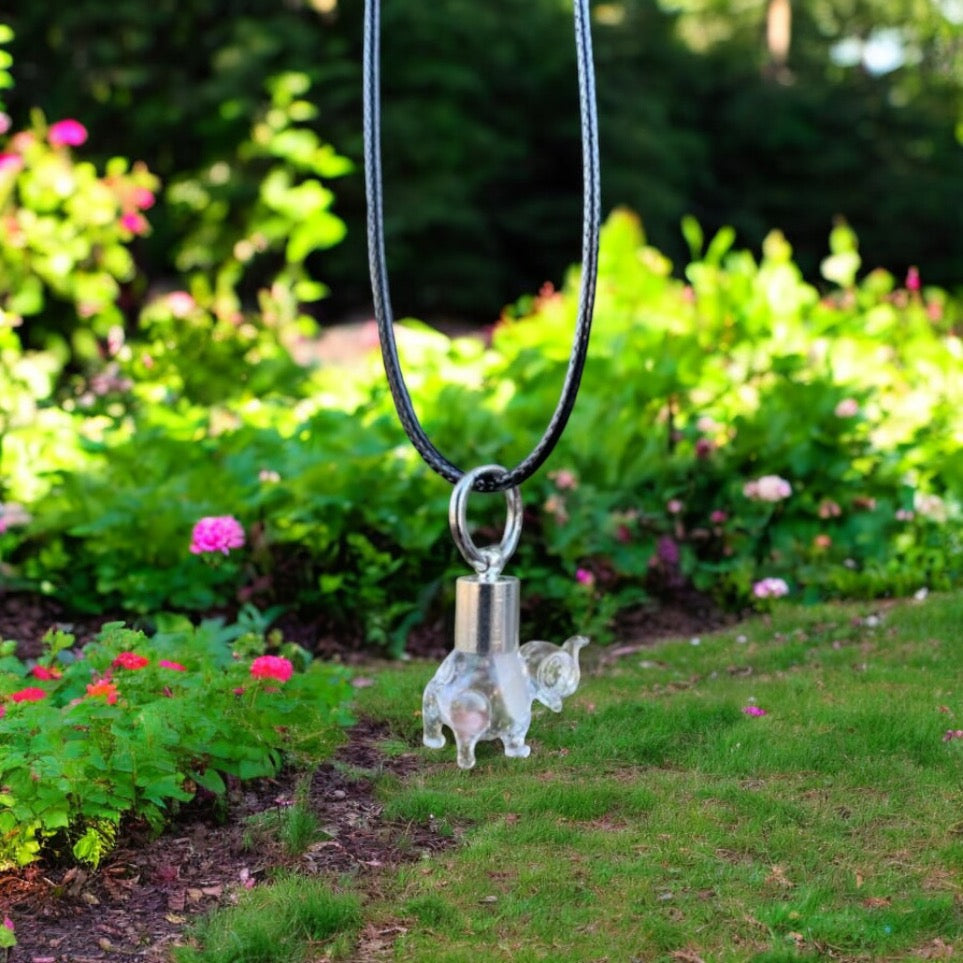 Collar o llavero de elefante escribiendo sobre joyas hechas a mano de arroz