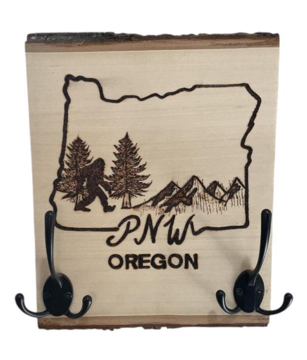 PNW Oregon Outdoors Madera quemada y pintada con ganchos para llaves, ganchos para abrigos y respaldo para colgar en la pared
