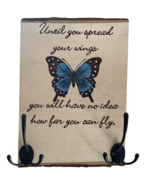 Extiende tus alas Mariposa Madera quemada y pintada con llaves Ganchos para abrigos y respaldo para colgar en la pared