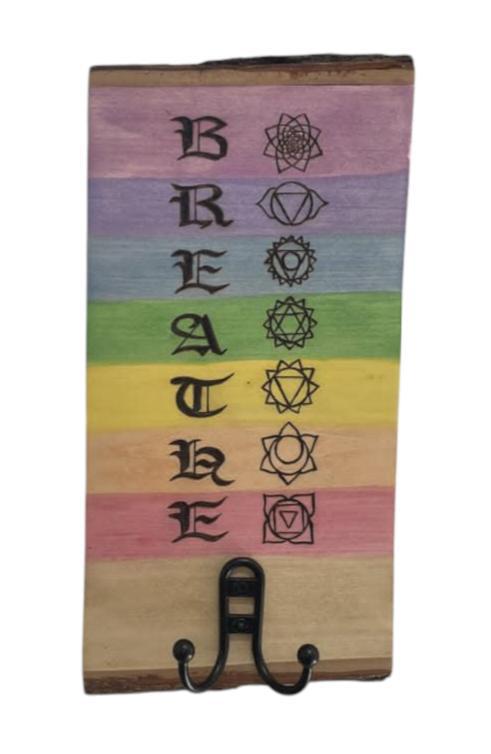 Breathe Chakras Madera quemada y pintada con llaves, ganchos para abrigos y respaldo para colgar en la pared