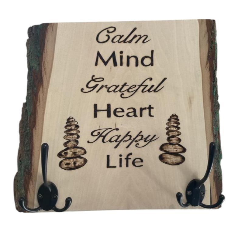 Calm Mind Grateful Heart Happy Life Madera quemada y pintada con llaves Ganchos para abrigos y respaldo para colgar en la pared