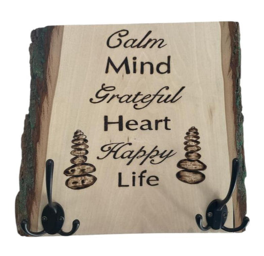 Calm Mind Grateful Heart Happy Life Madera quemada y pintada con llaves Ganchos para abrigos y respaldo para colgar en la pared