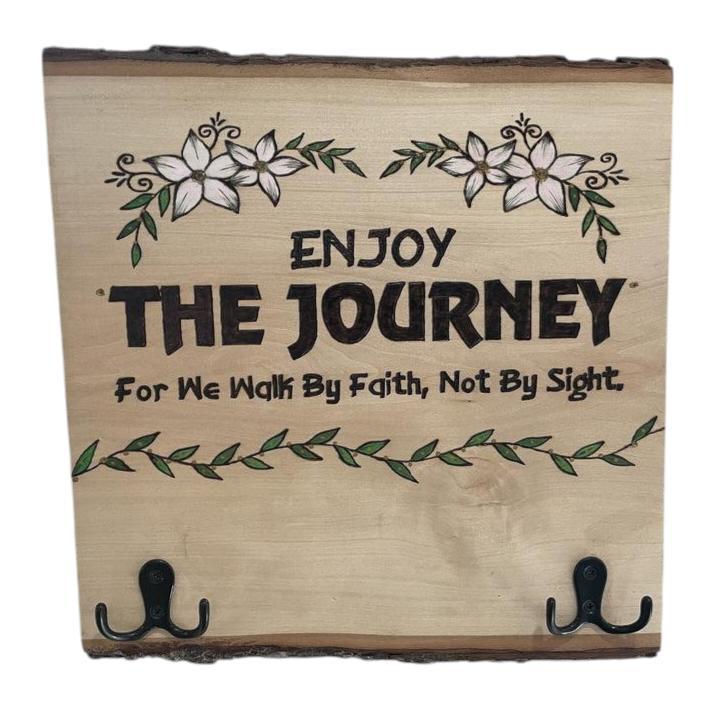 Disfrute del viaje Madera quemada y pintada con llaves Ganchos para abrigos y respaldo para colgar en la pared