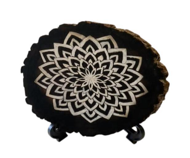 Mandala con pintura acrílica Arte quemado en madera