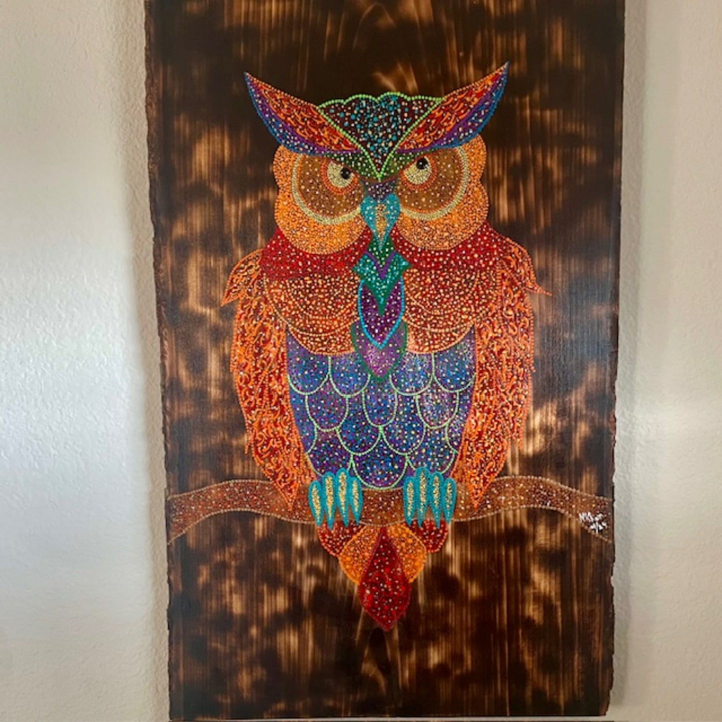 OWL Dot Art en un borde vivo de tilo con fondo quemado de madera Decoración de arte de pared de oficina en casa