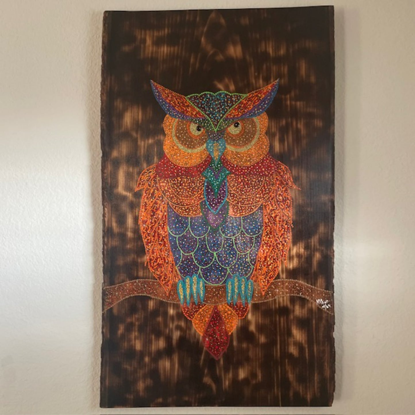 OWL Dot Art en un borde vivo de tilo con fondo quemado de madera Decoración de arte de pared de oficina en casa
