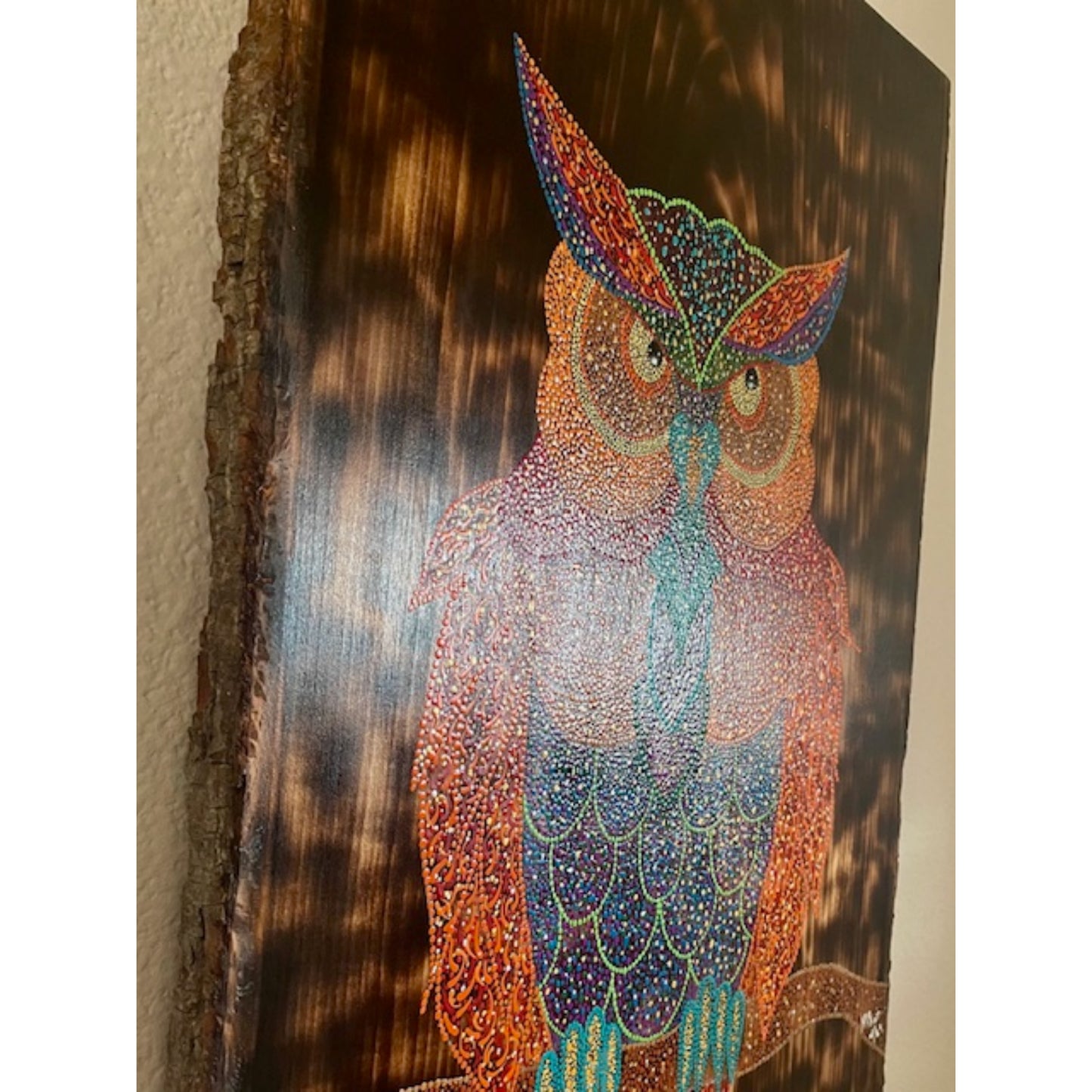 OWL Dot Art en un borde vivo de tilo con fondo quemado de madera Decoración de arte de pared de oficina en casa