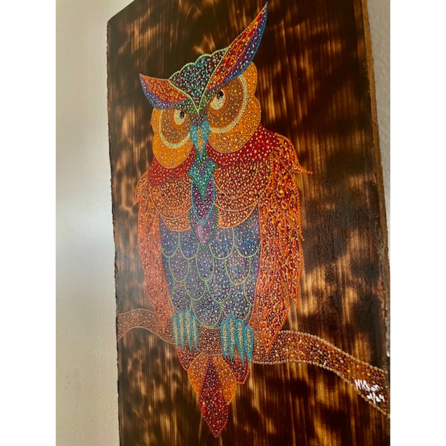 OWL Dot Art en un borde vivo de tilo con fondo quemado de madera Decoración de arte de pared de oficina en casa