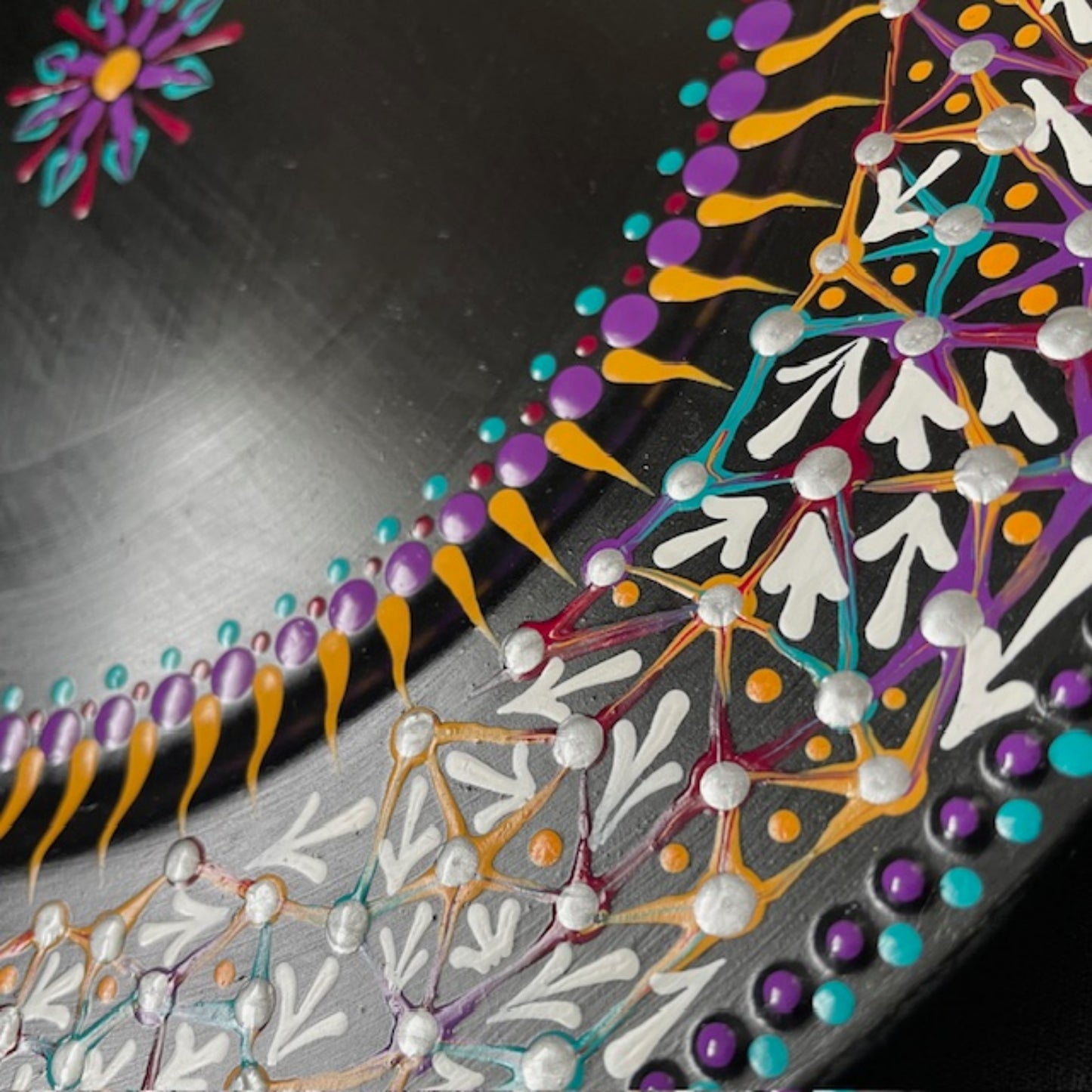 Centro de mesa de boda con mandala decorativo floral, Henna Mehndi, cargador para eventos