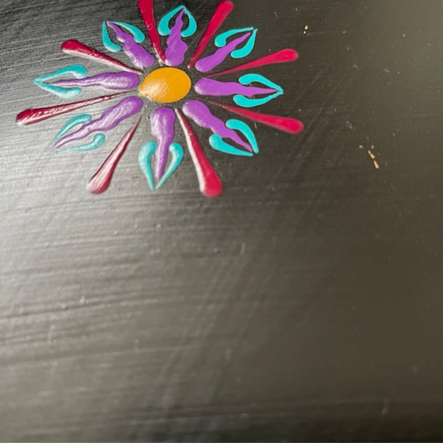 Centro de mesa de boda con mandala decorativo floral, Henna Mehndi, cargador para eventos