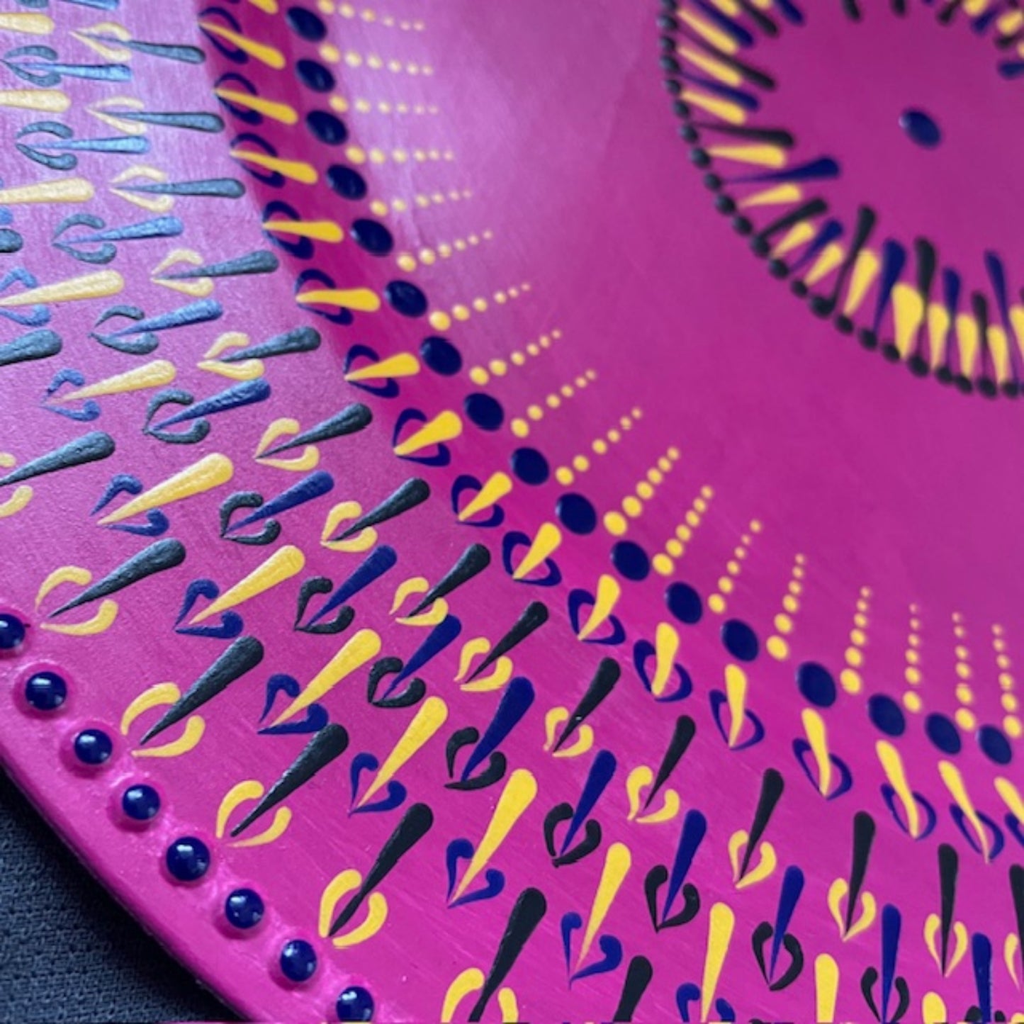 Centro de mesa de boda con mandala y arte de puntos coloridos, Henna Mehndi, cargador para eventos
