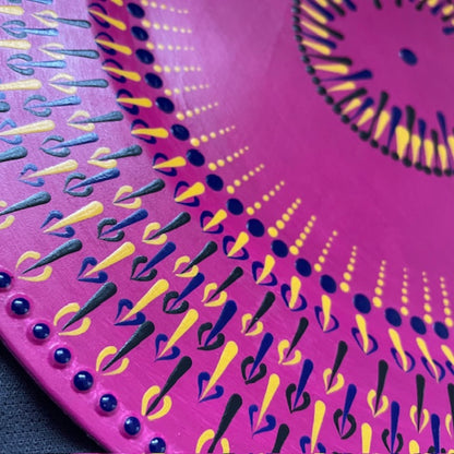 Centro de mesa de boda con mandala y arte de puntos coloridos, Henna Mehndi, cargador para eventos