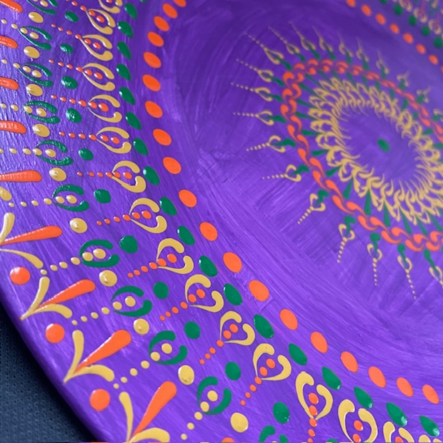 Centro de mesa de boda con mandala de arte de puntos morados, Henna Mehndi, cargador para eventos