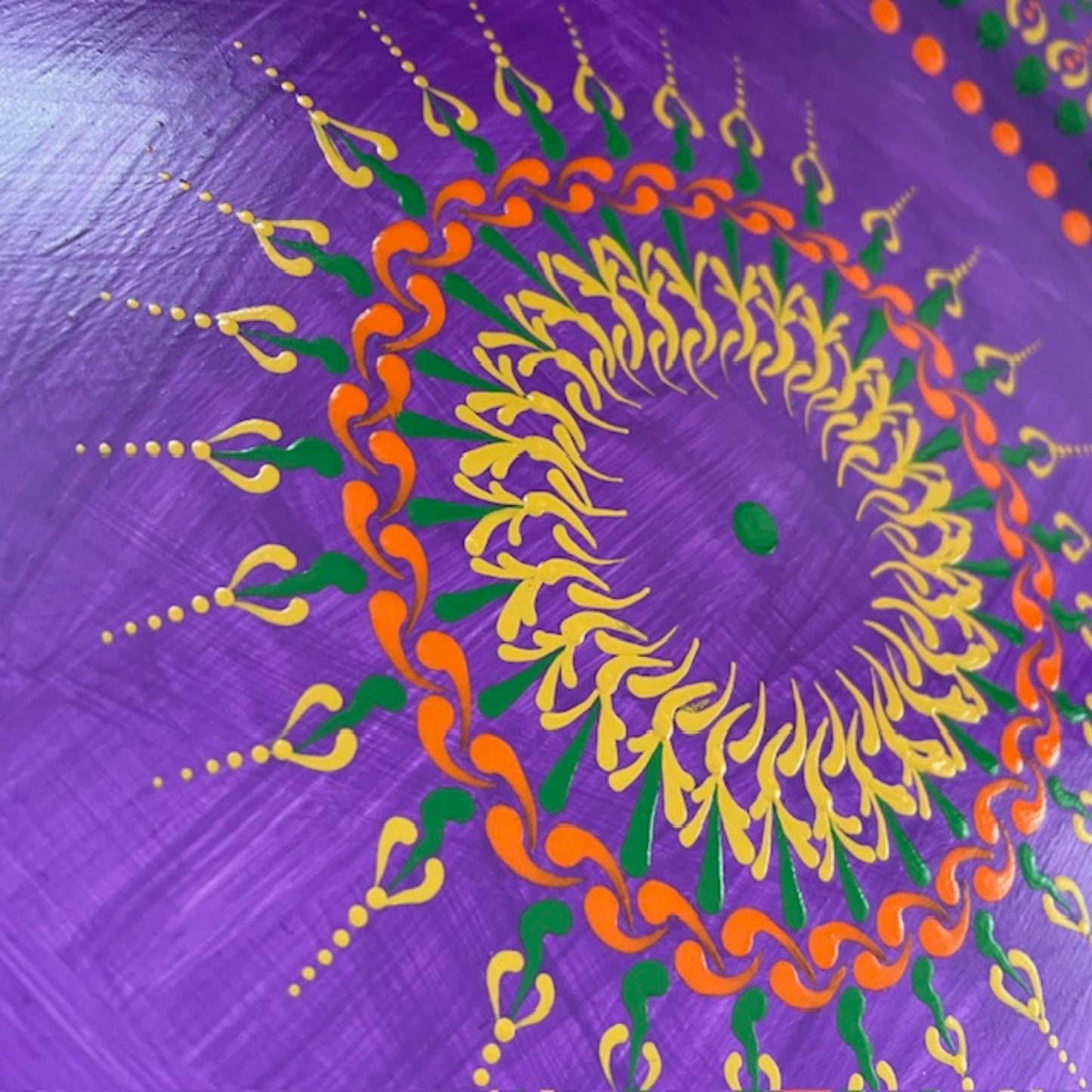 Centro de mesa de boda con mandala de arte de puntos morados, Henna Mehndi, cargador para eventos
