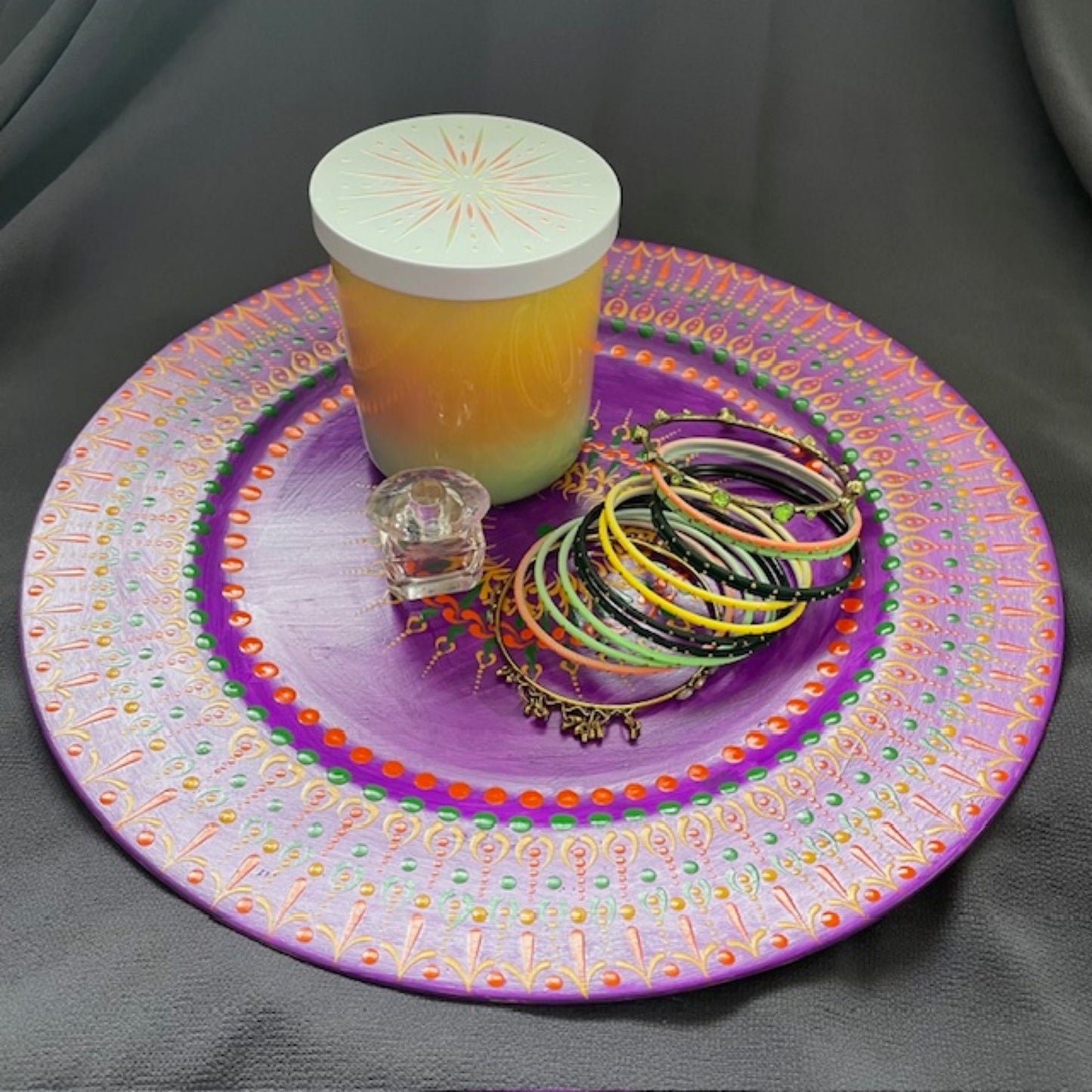 Centro de mesa de boda con mandala de arte de puntos morados, Henna Mehndi, cargador para eventos