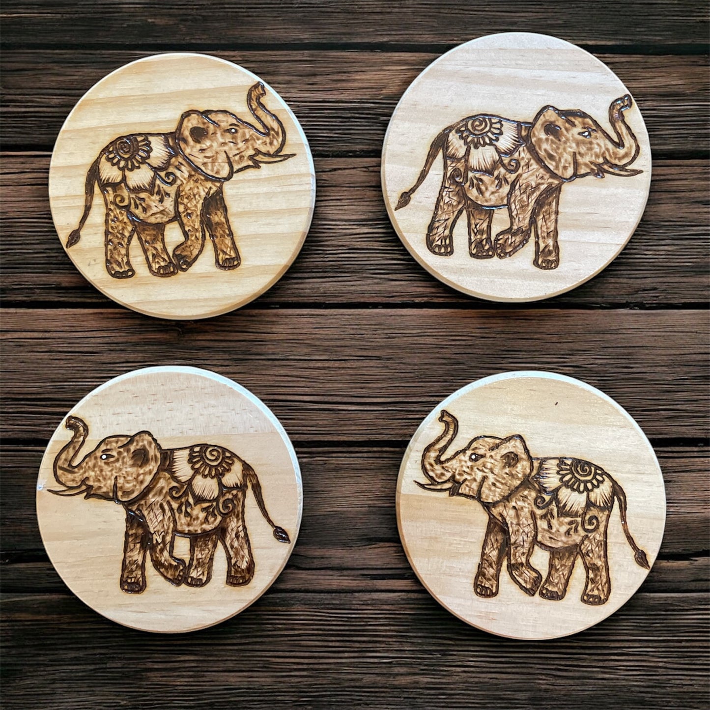 Juego de 4 posavasos de madera con diseño de mandala, arte quemado en madera