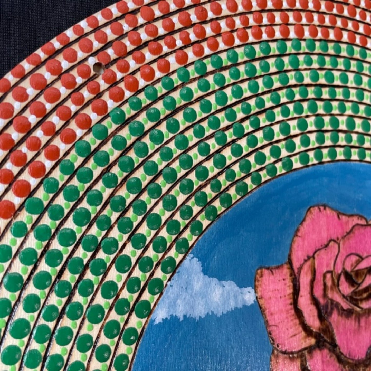 Madera rosa rosa quemada con pintura de puntos obra de arte hecha a mano