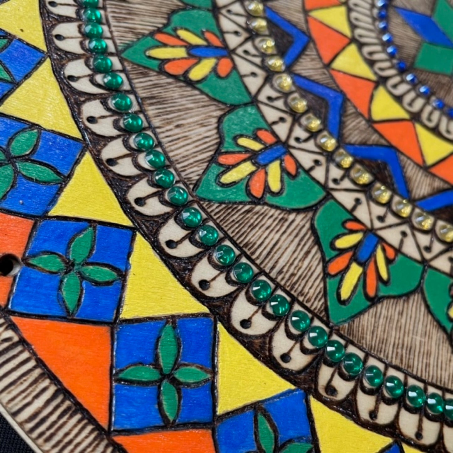 Arte de mandala turco en madera quemada y pintada a mano