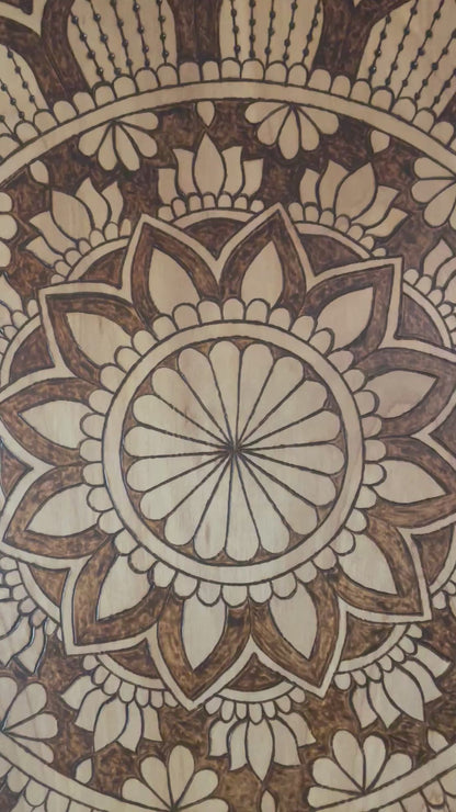 Mandala de unidad y amor enmarcado madera hecha a mano arte quemado respaldo de diente de sierra