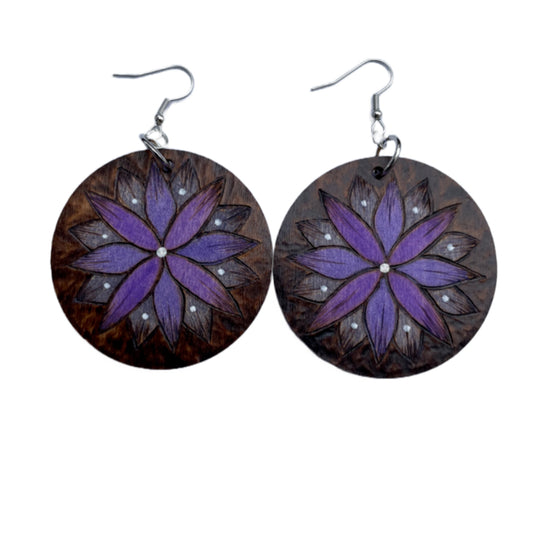 Pendientes de flores moradas hechos a mano madera quemada y pintada moda peso ligero redondo