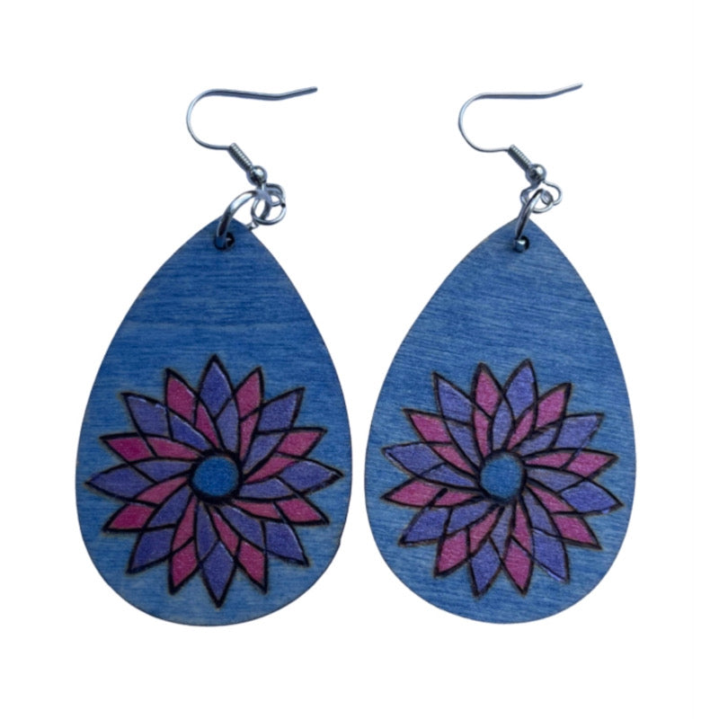 Pendientes de flores azules rosas hechos a mano madera quemada y pintada moda lágrima ligera