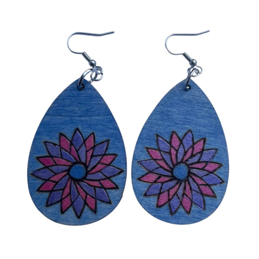 Pendientes de flores azules rosas hechos a mano madera quemada y pintada moda lágrima ligera