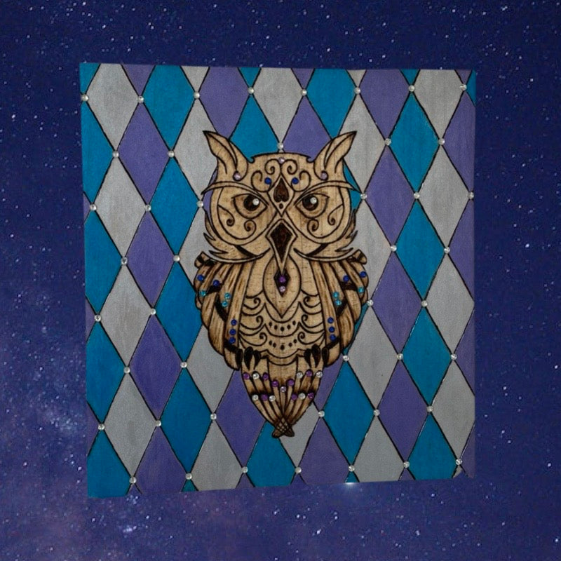 Diamantes pintados de búho y arte de pirografía quemada en madera de pedrería